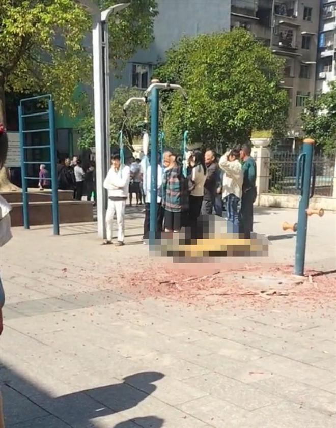 安博体育重庆垫江一男子在健身器材上锻炼离世当地:他把绳索系在脖子上发生意外(图1)