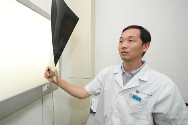 因这个常见健身器材男子进了手术室！专家发出提安博体育醒(图1)