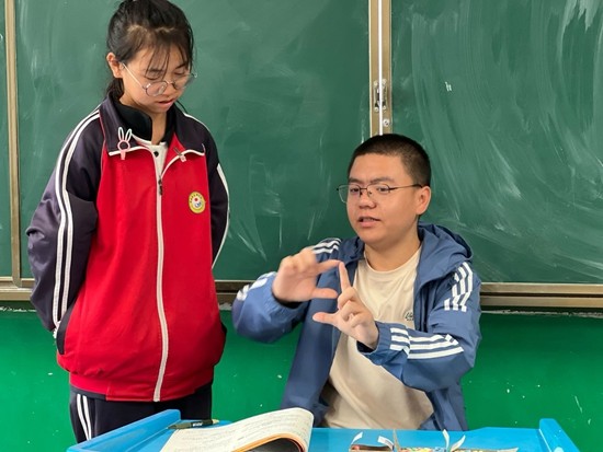 安博体育当00后教师走到讲台中央(图2)