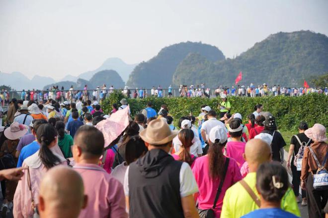 【喜迎2024国际山旅会】2024万峰林万人徒步大会圆满举行安博体育(图2)