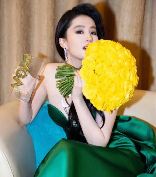 分手6年后37岁刘亦菲深夜高调宣布喜讯网友终于等到这一安博体育天(图22)