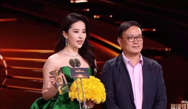 分手6年后37岁刘亦菲深夜高调宣布喜讯网友终于等到这一安博体育天(图23)