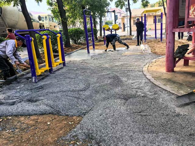 安博体育中云街道：新光社区对健身器材广场开展地面硬化工作(图1)