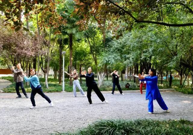 安博体育全部投用!“家门口”的健身圈让群众健身“举步可就”(图3)