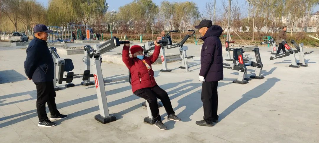 安博体育健身器材进公园群众健身享自由(图1)