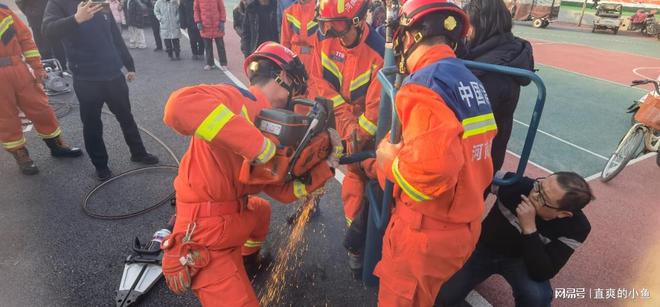 河南洛阳：熊安博体育孩子”腿卡健身器材消防员破拆营救脱险(图2)
