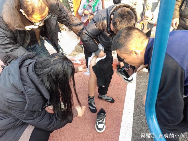 河南洛阳：熊安博体育孩子”腿卡健身器材消防员破拆营救脱险(图3)