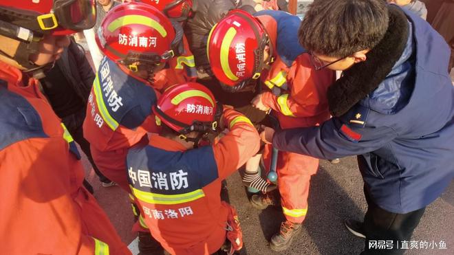 河南洛阳：熊安博体育孩子”腿卡健身器材消防员破拆营救脱险(图1)