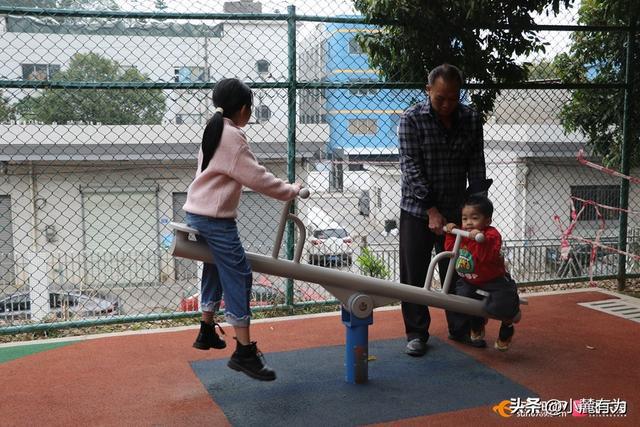 安博体育打造家门口的健身房！东莞多个社区升级健身器材(图2)