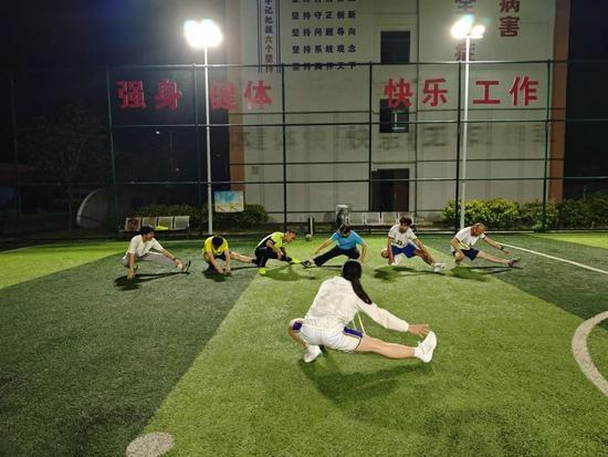 单位组织员工健身有人1年安博体育瘦50斤科学锻炼焕新面貌(图1)