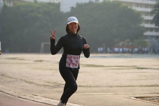 单位组织员工健身有人1年安博体育瘦50斤科学锻炼焕新面貌(图2)