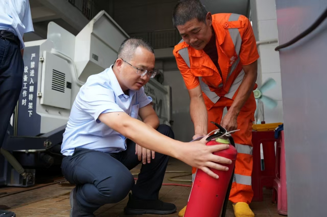 安博体育海口环卫队伍里的“拼命三郎”17年绘就海口生态美“底妆”(图3)