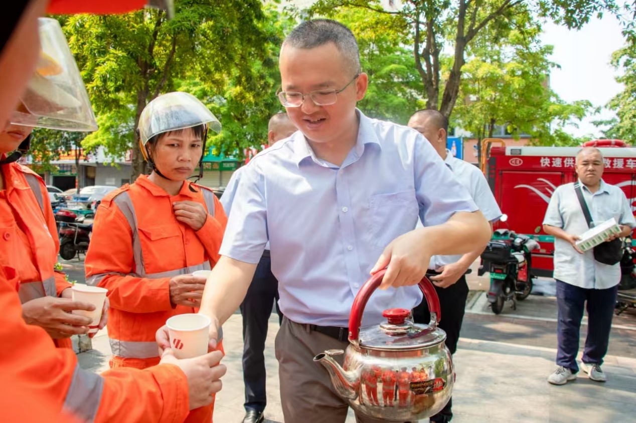 安博体育海口环卫队伍里的“拼命三郎”17年绘就海口生态美“底妆”(图4)