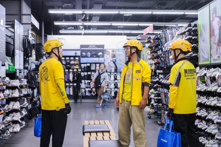 暑期催热运动用品“即需即买”美团闪购：多类运动户外用品销量安博体育平台大增迪卡侬品牌销量翻倍(图1)
