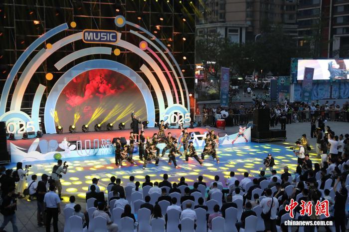 安博体育成都世运会）世运会遇上全民健身日体育让生活更美好(图1)