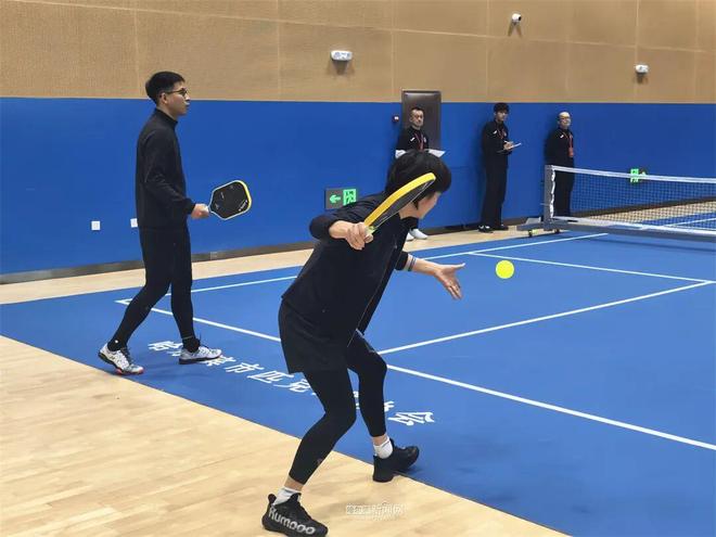安博体育平台网球羽毛球乒乓球“三合一”|这项网红运动首次在哈开展正式比赛(图2)