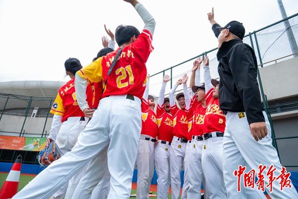 安博体育小小棒垒球挥出新天地(图2)