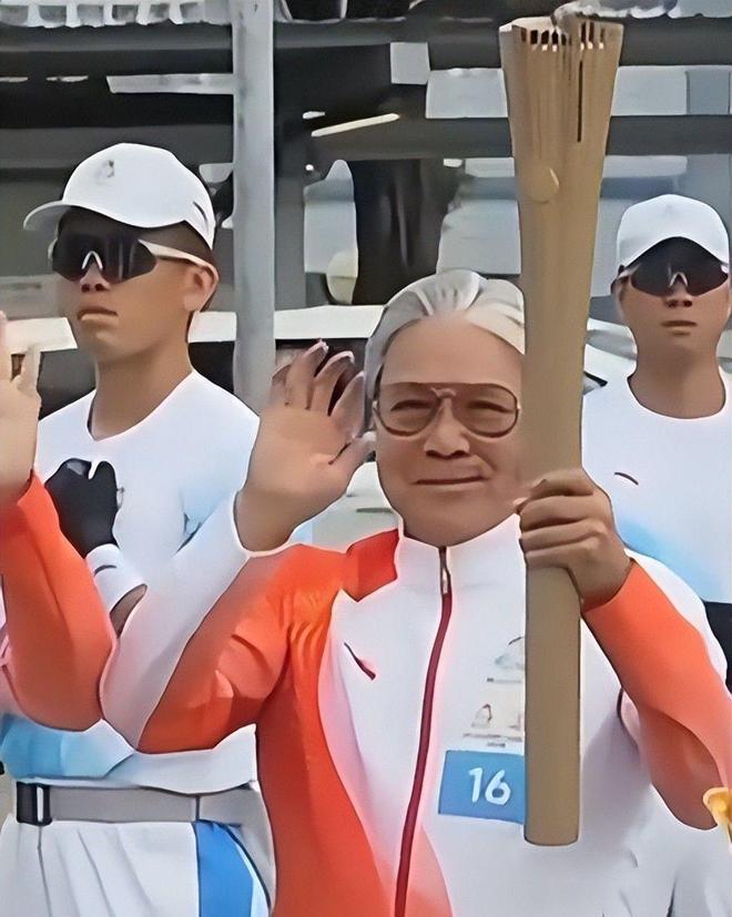 安博体育郭晶晶没想到79岁公公霍震霆又为霍家争光他让豪门圈集体沉默(图2)