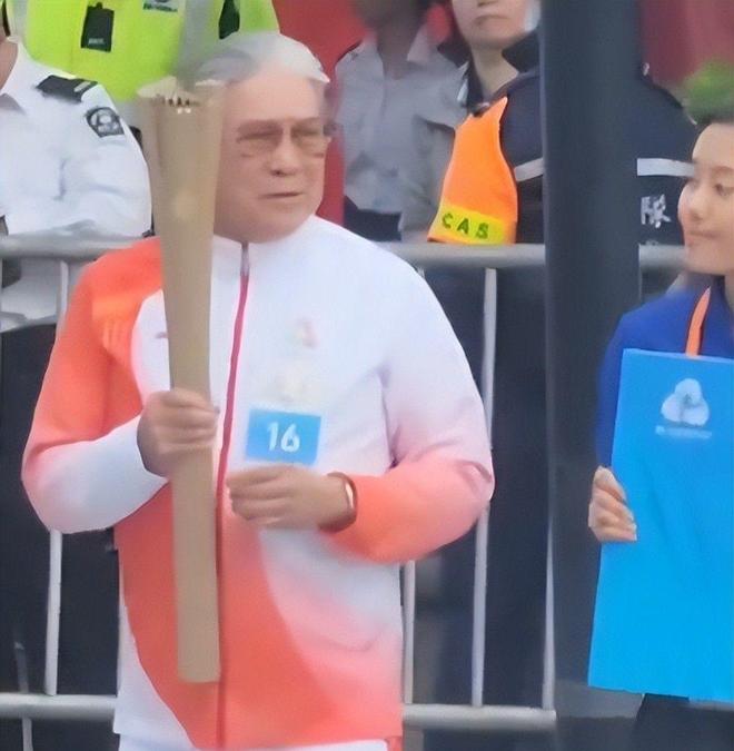 安博体育郭晶晶没想到79岁公公霍震霆又为霍家争光他让豪门圈集体沉默(图3)