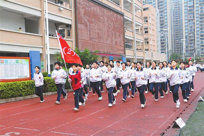 让每个孩子都成为“阳光少年”——章贡区推动阳光体育大课间活动掠影安博体育(图1)