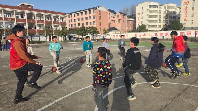 公益体彩温暖信阳革命老区快乐操场点亮乡村孩子体育梦安博体育(图6)