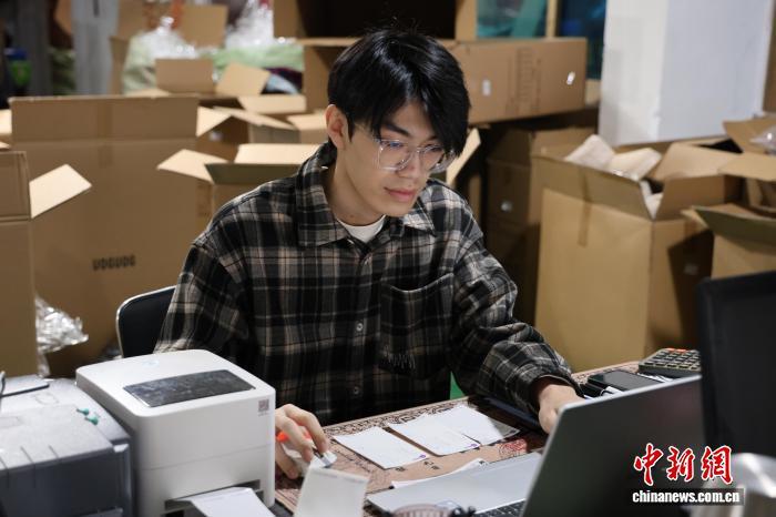 中国蓝观察丨让“家门口”也能玩雪！“缺雪”的浙江发力冰雪经济安博体育(图7)