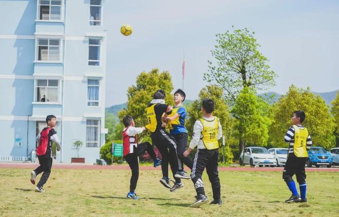 “快乐操场微光行”点安博体育平台亮乡村体育课堂(图1)