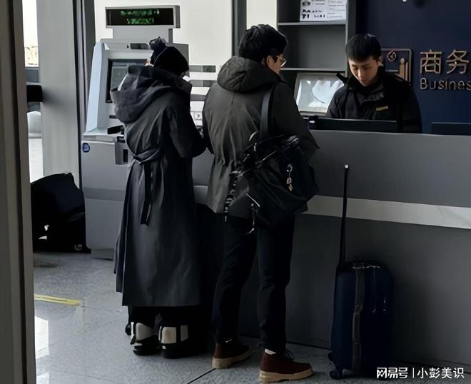 安博体育平台郭晶晶夫妇北京坐高铁！不戴口罩被赞亲切霍启刚行李箱又脏又破(图14)