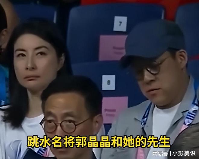 安博体育平台郭晶晶夫妇北京坐高铁！不戴口罩被赞亲切霍启刚行李箱又脏又破(图4)