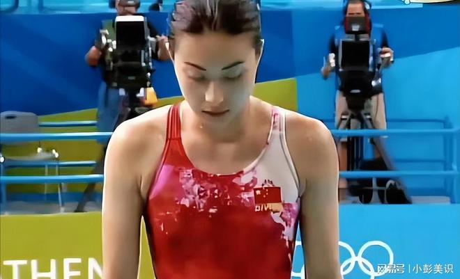 安博体育平台郭晶晶夫妇北京坐高铁！不戴口罩被赞亲切霍启刚行李箱又脏又破(图3)