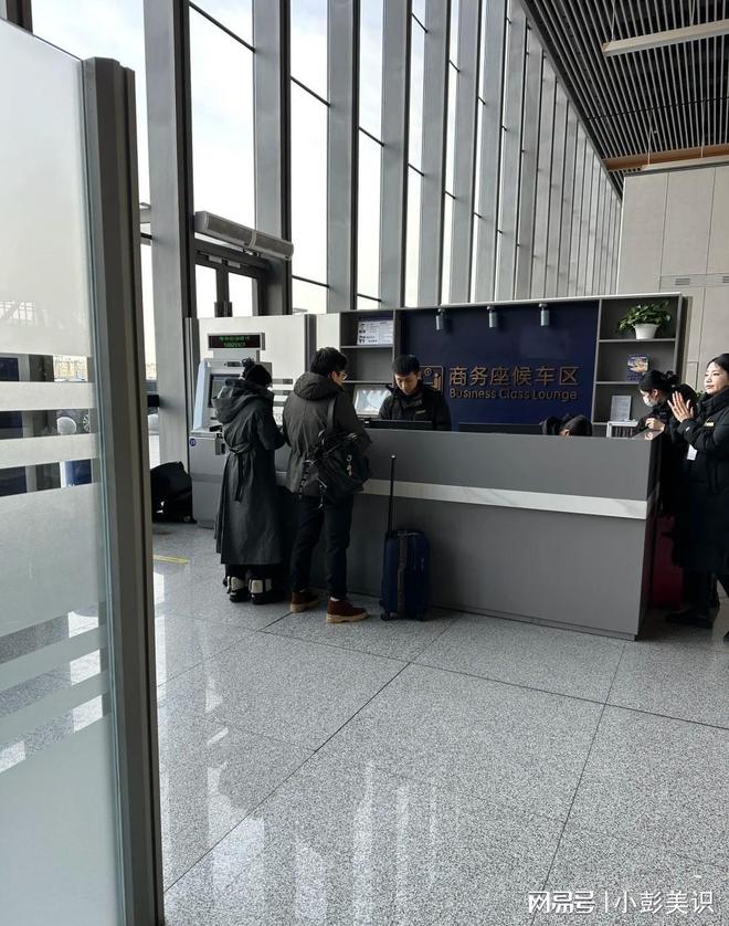 安博体育平台郭晶晶夫妇北京坐高铁！不戴口罩被赞亲切霍启刚行李箱又脏又破(图13)