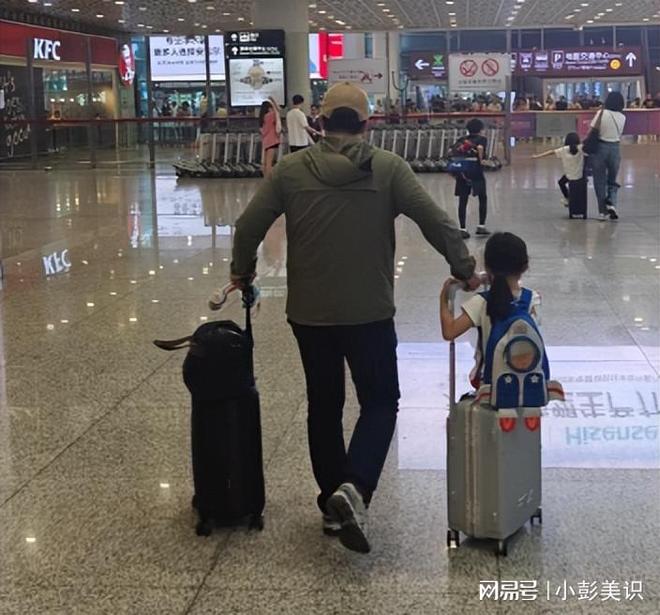 安博体育平台郭晶晶夫妇北京坐高铁！不戴口罩被赞亲切霍启刚行李箱又脏又破(图15)