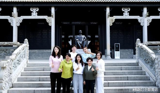 安博体育平台郭晶晶夫妇北京坐高铁！不戴口罩被赞亲切霍启刚行李箱又脏又破(图11)