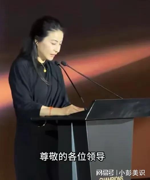 安博体育平台郭晶晶夫妇北京坐高铁！不戴口罩被赞亲切霍启刚行李箱又脏又破(图8)