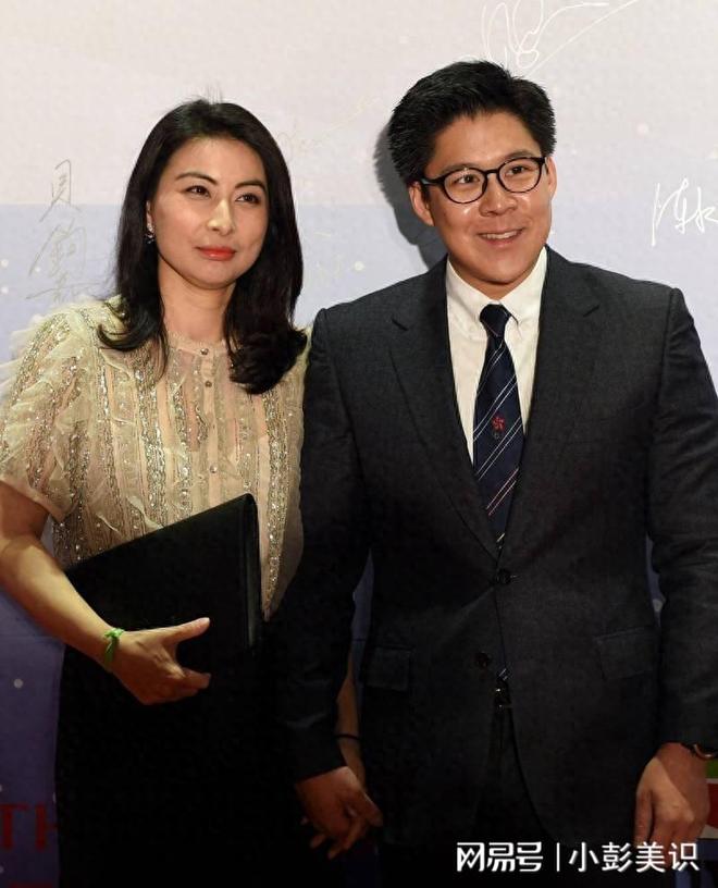 安博体育平台郭晶晶夫妇北京坐高铁！不戴口罩被赞亲切霍启刚行李箱又脏又破(图2)