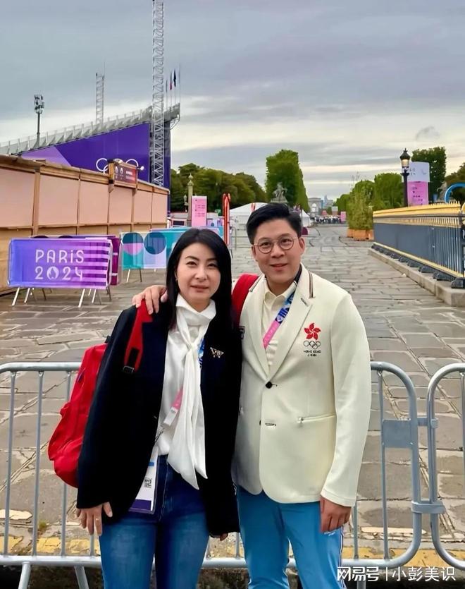 安博体育平台郭晶晶夫妇北京坐高铁！不戴口罩被赞亲切霍启刚行李箱又脏又破(图18)