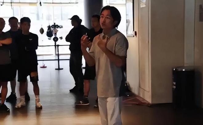 安博体育拳王邹市明自爆破产不止赔光2亿妻子参加婚礼撕下最后的体面(图9)