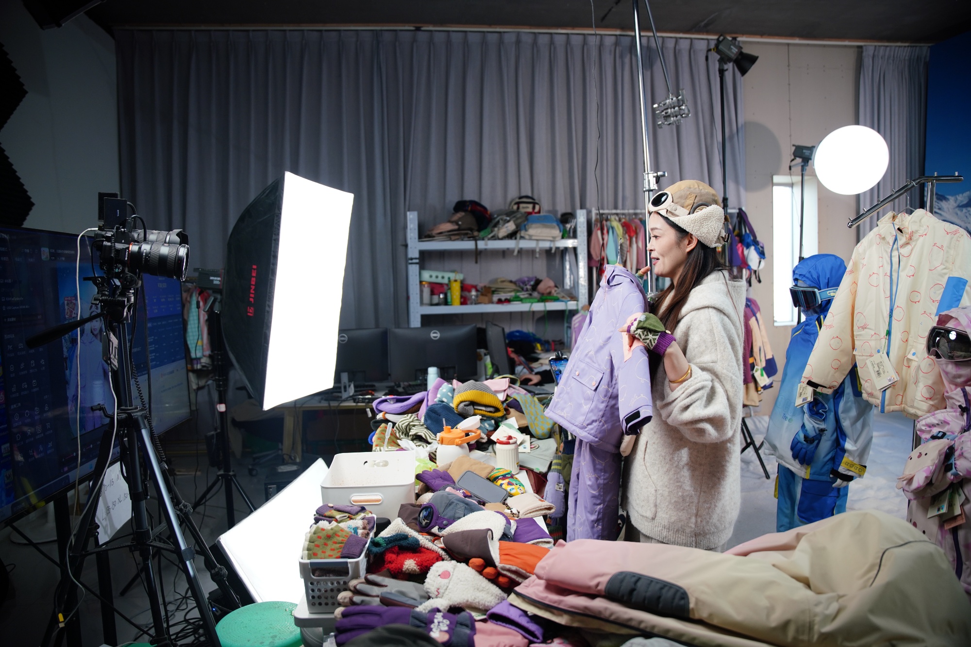 冰雪春天丨抢抓冰雪新机遇浙产滑雪装备走安博体育俏(图2)