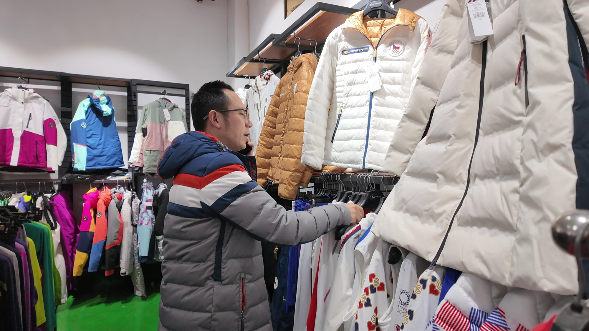 冰雪春天丨抢抓冰雪新机遇浙产滑雪装备走安博体育俏(图1)