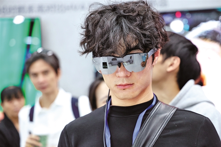 安博体育曾经的科技潮玩如今的贴身伙伴——智能穿戴设备正与年轻人的生活更深绑定(图1)